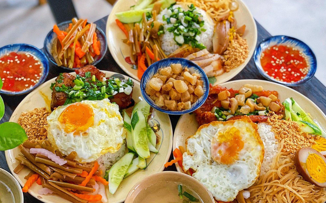 Bật mí quán ăn đường Nguyễn Xí không thể cưỡng lại 3 com tam