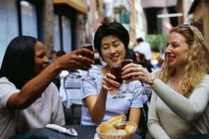 giữ mối quan hệ với gia đình và bạn bè không bị tổn thương sau ly hôn